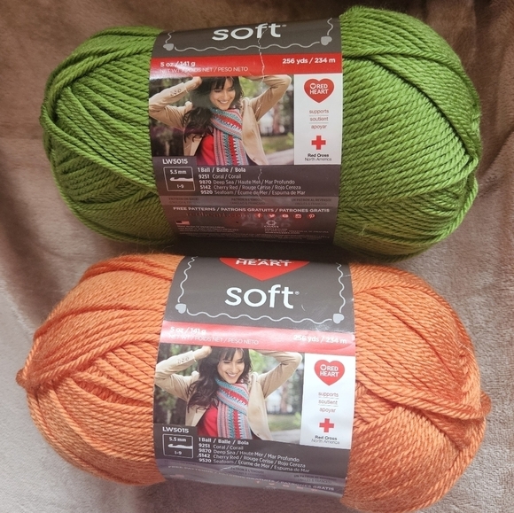 NWT Red Heart Soft Yarn 2 Skeins Lot Tangerine And Guacamole Fall Project Idea - Picture 1 of 4